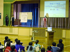 �X�e�[�W�̏�Ŕ��\