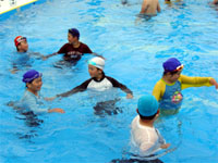 ���𒅂��܂܃v�[���̒���