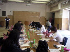 �X�^�b�t�~�[�e�B���O�̗l�q