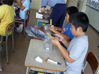 �J�b�^�[�Ő؂���