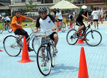 �w�����b�g�𒅗p���A�o�C�N�ŃX�����[�����s�̗��K�ł��B�R�[���|�X�g�ŃR�[�X�����A�q�ǂ��B�͐^���Ɏ��g��ł��܂���