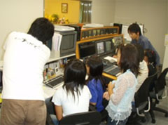 �^���ɉ�ʂ����߂�l�q