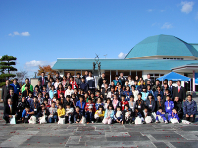 1���ځ@�Q���҂���̉��ŋL�O�B�e