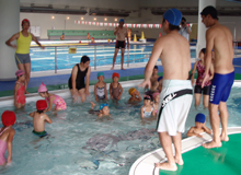 �v�[���̒��ŉ��y�̃��Y���ɍ��킹�đ̂𓮂����܂�