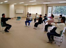 �O�g�s�R��a���f�C�m�Z���^�[�̑哈 �w���i���[�j����A�����ɍ����Ăł���X�g���b�`�������Q����