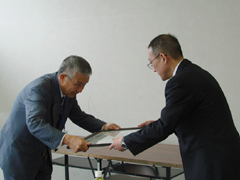 �u�i�N�Α��\���v�\�����̗l�q