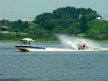 �f�����X�g���[�^�[