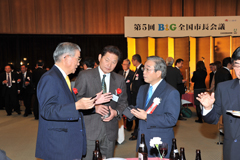 �ʐ^�F�𗬉�̕��i