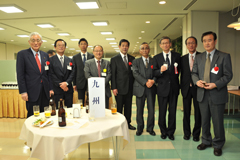 �ʐ^�F�𗬉�̕��i