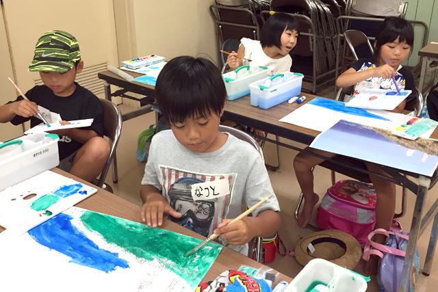 御前崎風景画を描いている様子