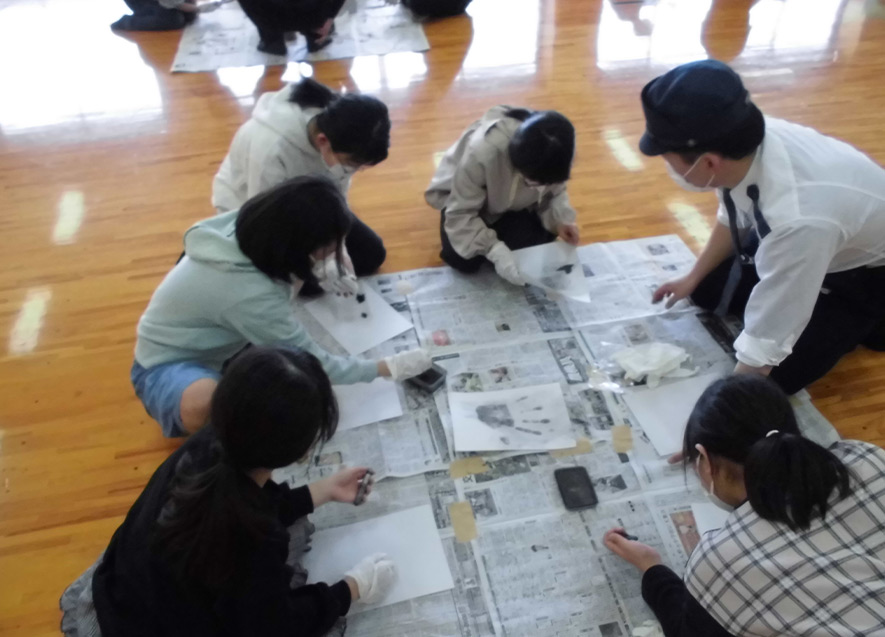 駐在さんによる指紋採取体験