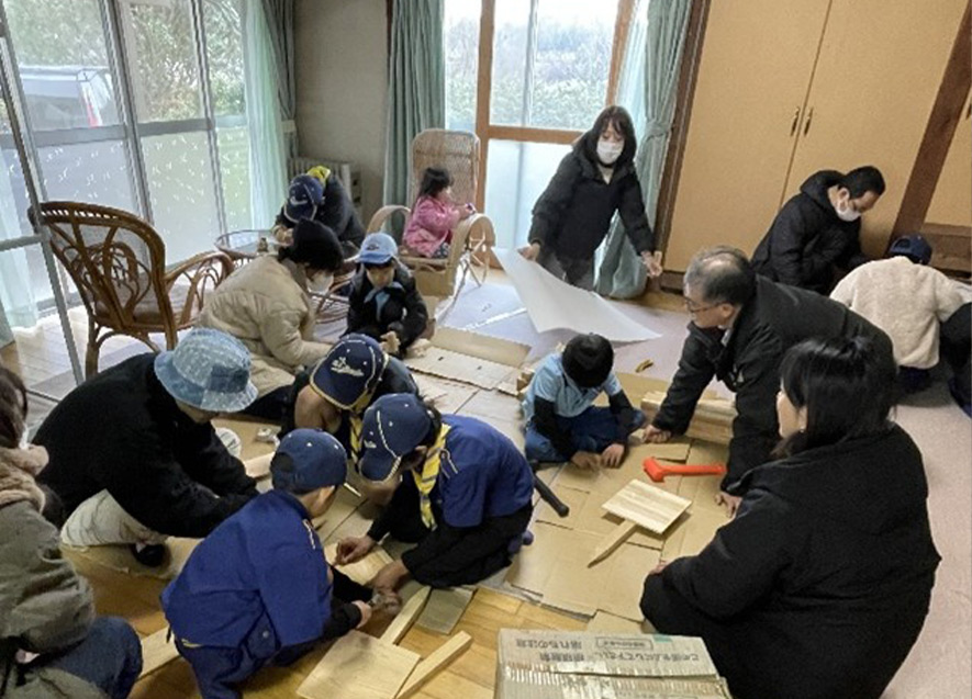 間伐材を使って地元の案内看板を作成！