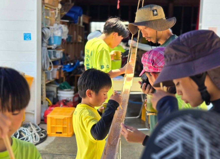 自作のお椀とお箸を用いて流しそうめん