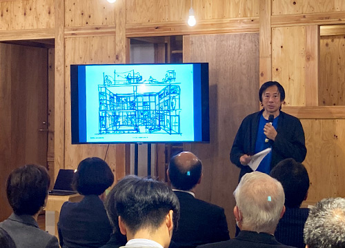 施設の改修設計を担当した手塚建築研究所の手塚氏よりデザインコンセプトを説明

