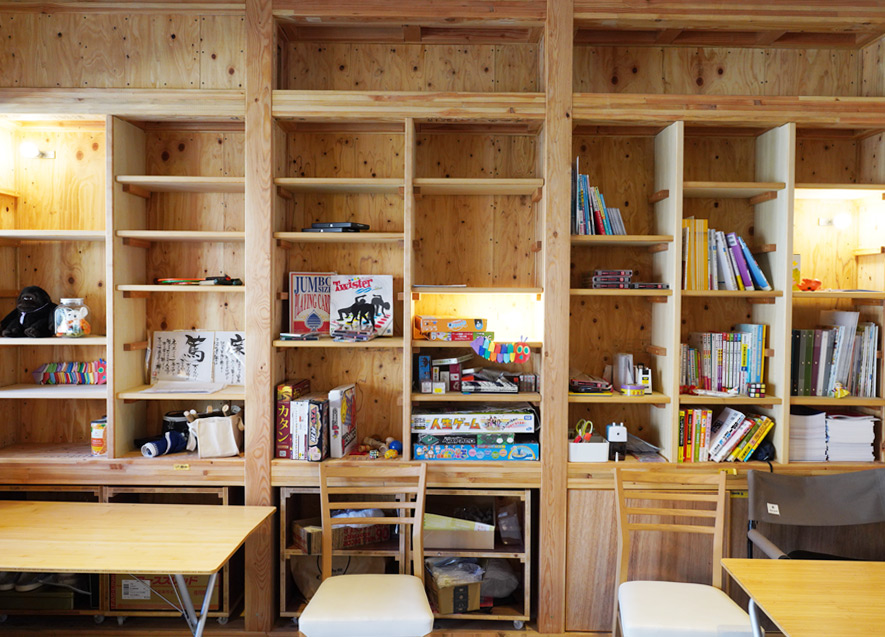 コンセプトは押し入れ！？木のぬくもりを感じる「駅前の居場所」