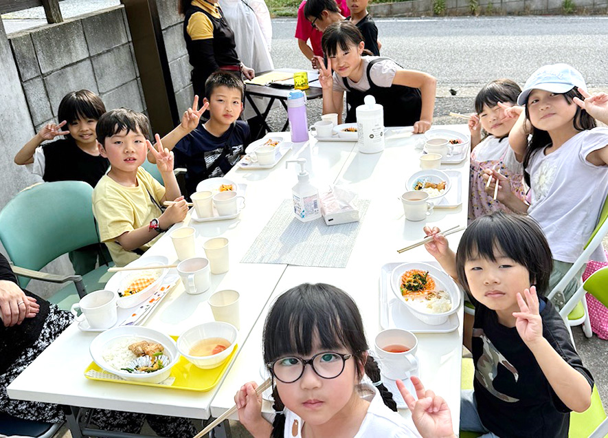 天気の良い日は、ガレージで「おひさま食堂」を実施