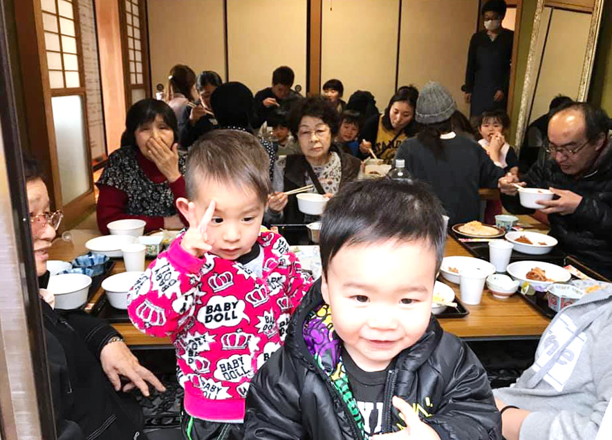 「おひさま食堂」では、赤ちゃんと一緒に食事がとれてうれしいという高齢者の声も。