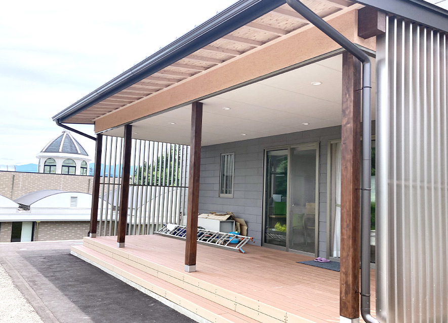 お庭全面に広げたテラスデッキ