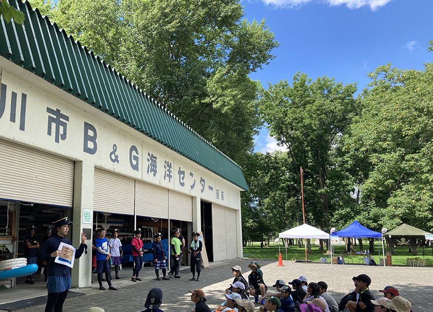 安全のための注意事項を真剣に聞く子どもたち