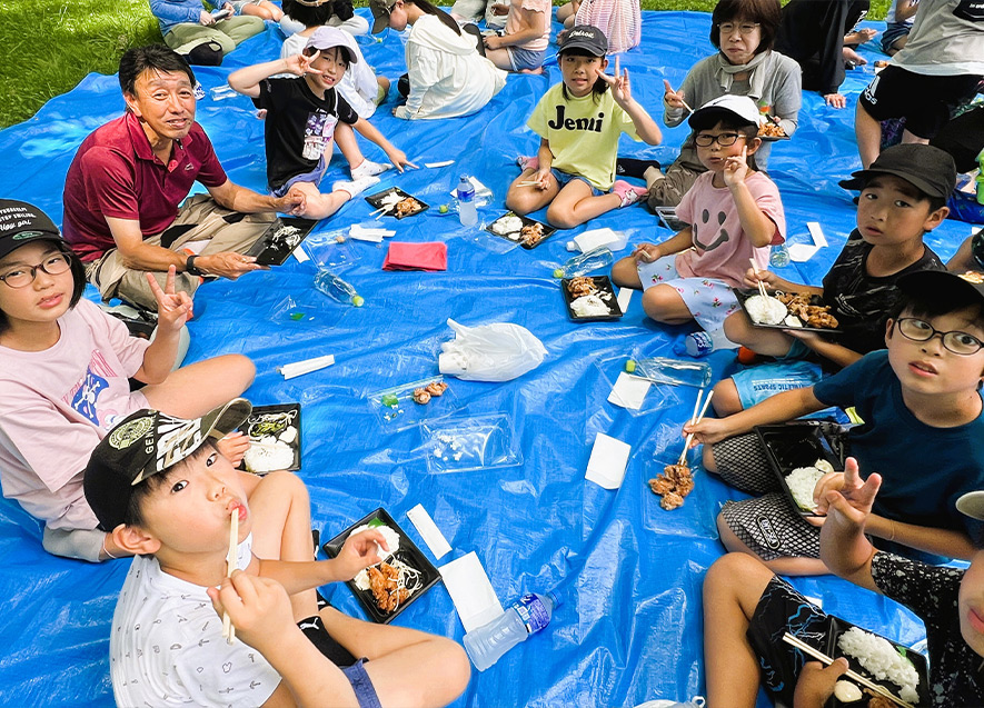 昼食を取り活動のエネルギーをチャージ
