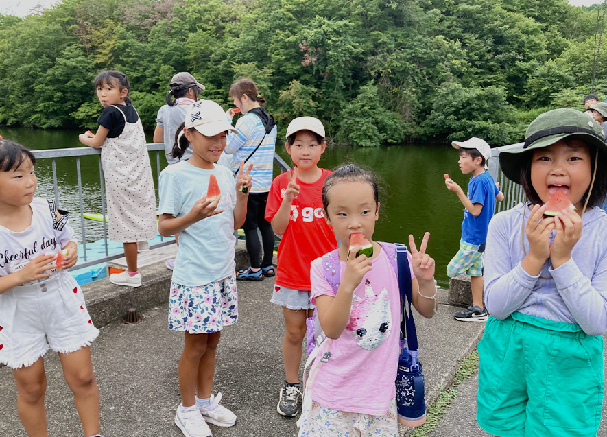 あまーいスイカを笑顔でパクリ！