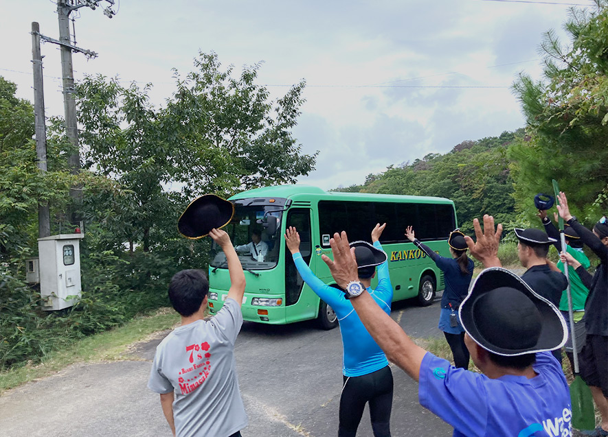 指導員全員でバスを見送り
