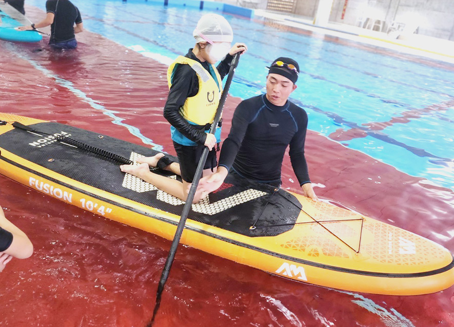 漕ぎ方のレクチャーを受ける