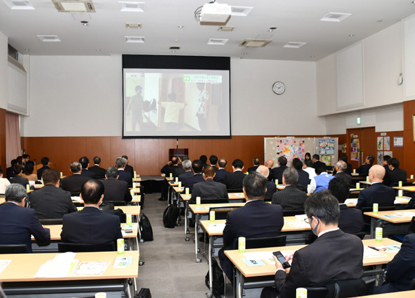 サミット開始前に、「第三の居場所」紹介映像を放映