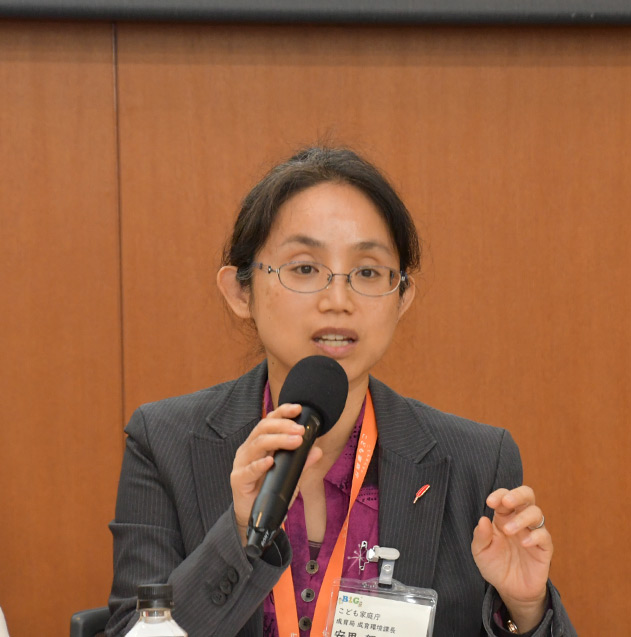 安里　賀奈子　氏