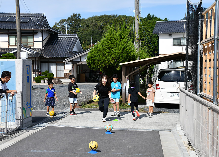 チームで作戦を練った宅配便ゲーム