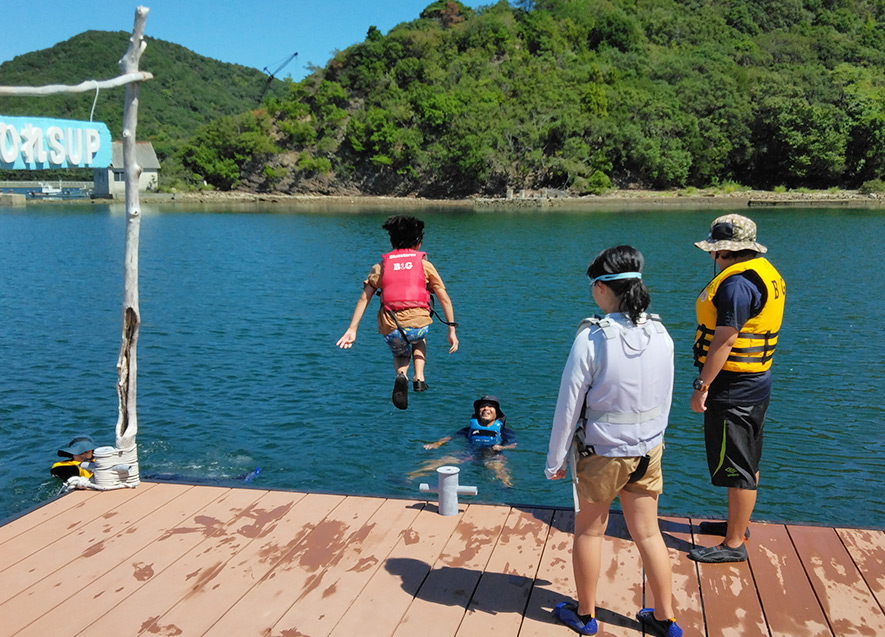 桟橋からのジャンプに挑戦