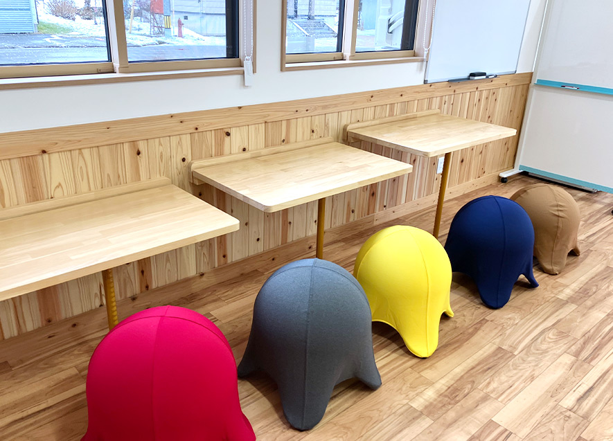 子どもの成長に合わせた高さのテーブル