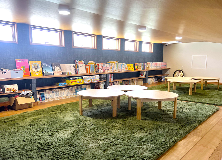 屋根裏部屋のような読書スペース（中2階）