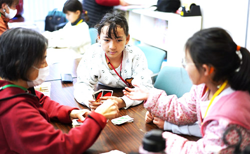 トランプで遊ぶ子どもたち