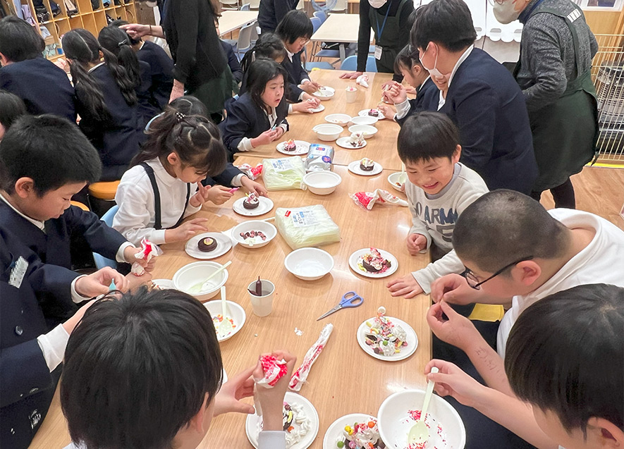 チョコパイをデコレーションする子どもたち