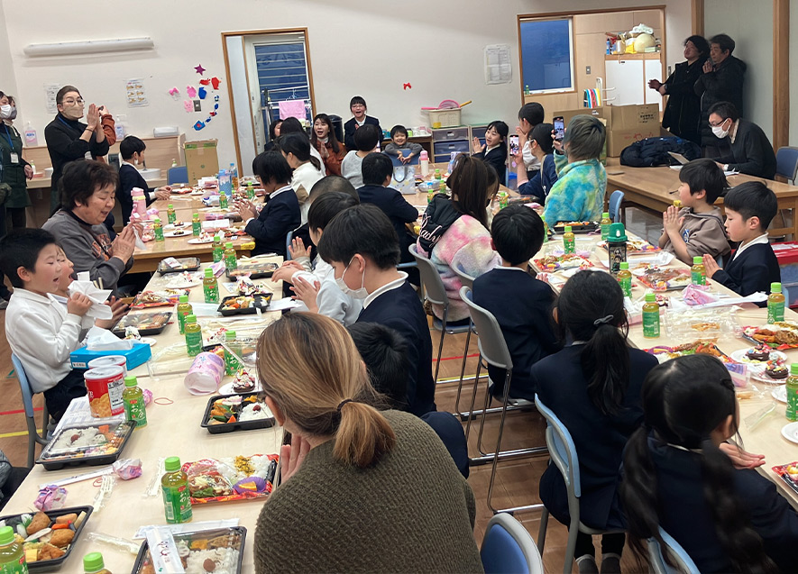 みんなで手を合わせて「いただきます」