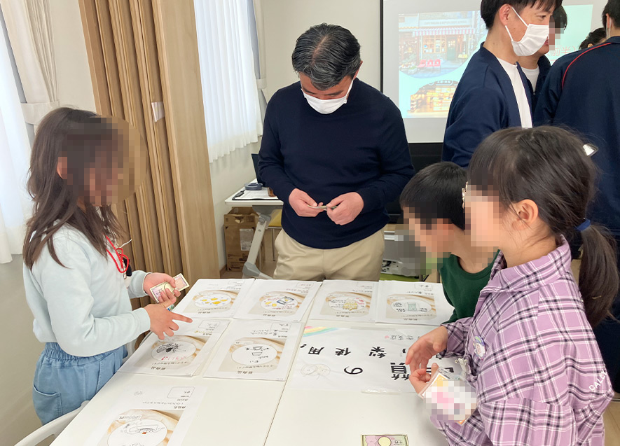 お客さん役と販売役を交代しながら実施