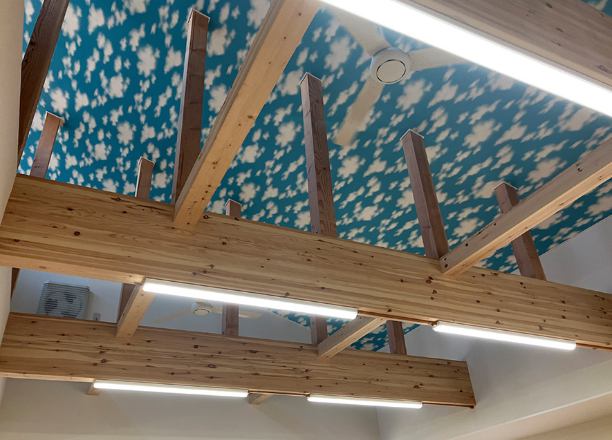 開放感を持たせた天井
