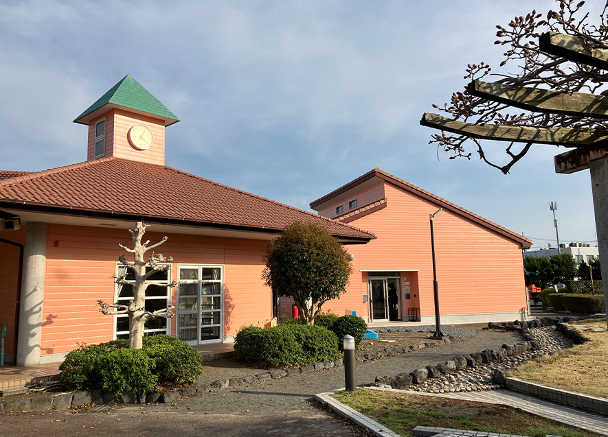 隣接する榛原児童館（左）　拠点外観（右）