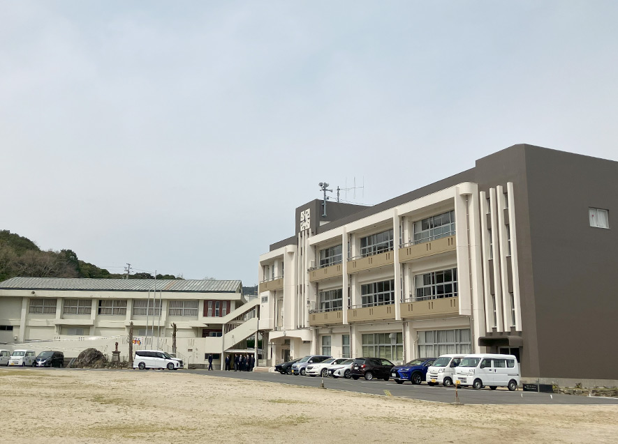 拠点外観（旧三原志知小学校2Fに開設）