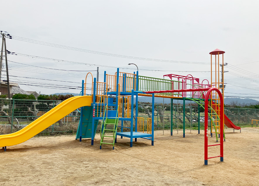  
											校庭の複合遊具