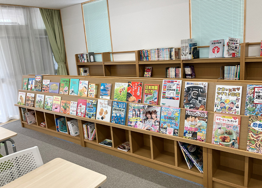  
											多様なジャンルの本をそろえる