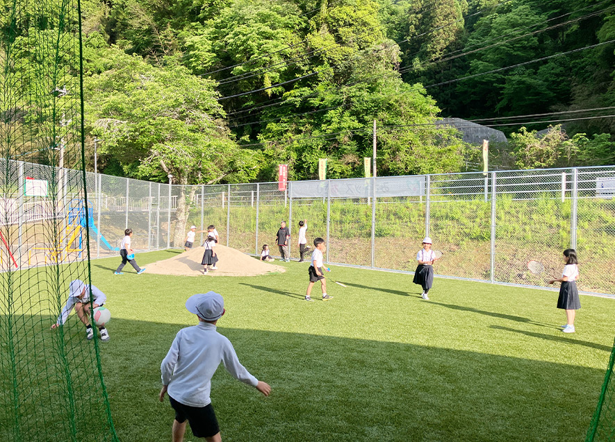  
											人工芝の運動場