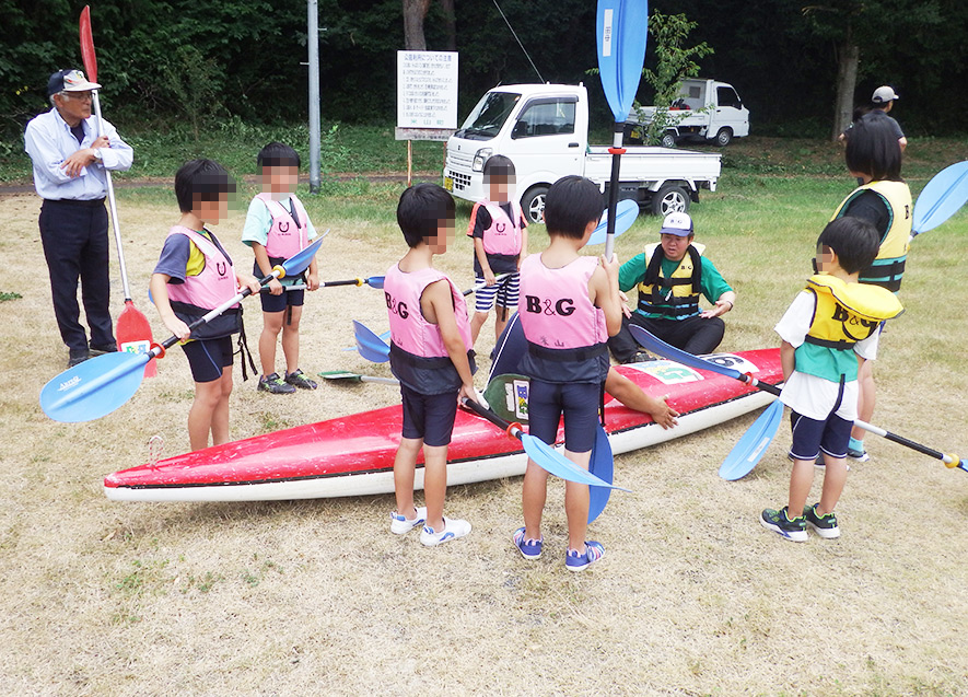 カヌーの乗り方を真剣に聞く