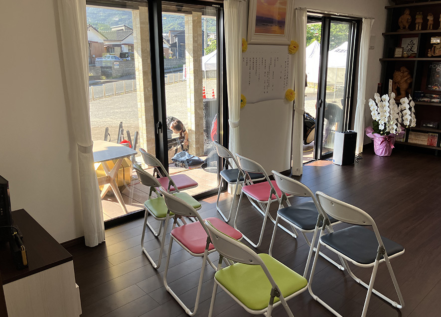 大きな窓から日差しが差し込む開放的な多目的ルーム