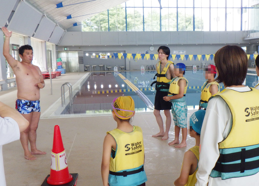 指導スタッフの説明を真剣に聞く子どもたち