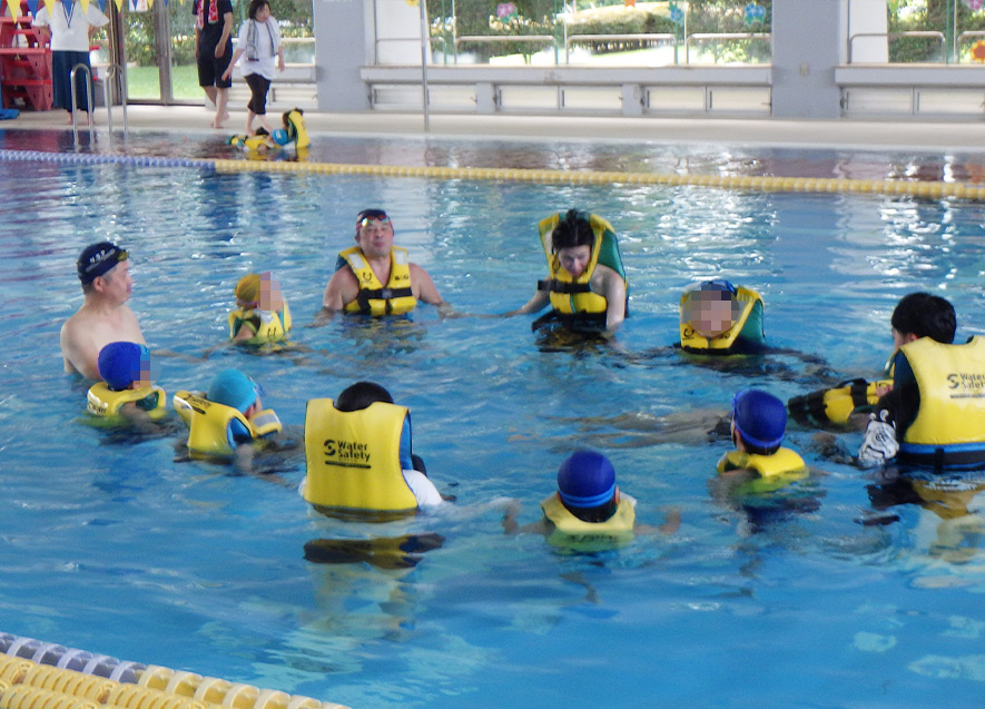 水辺の安全教室の様子