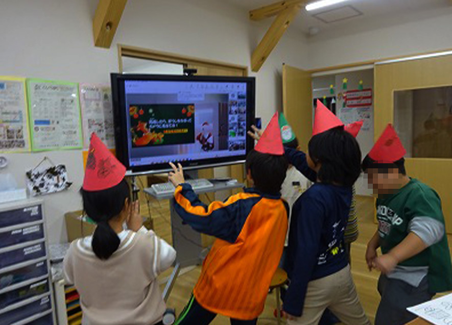 完成したクリスマス帽子をアピール