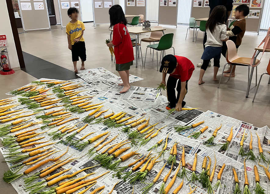 乾燥させるために、床一面に並べていく