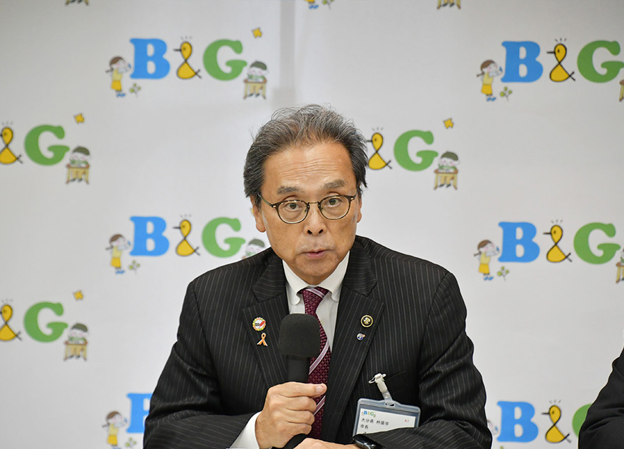 会長挨拶でマイクを握る大分県杵築市・永松悟市長